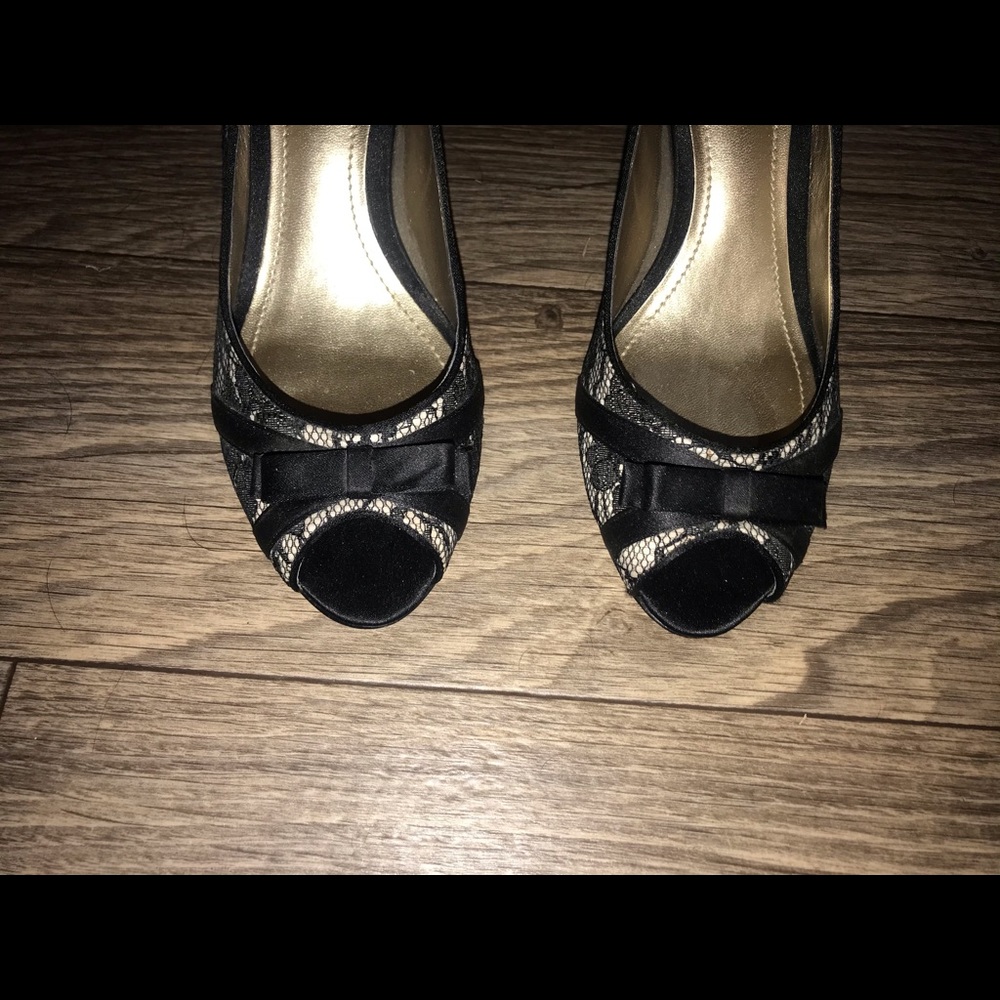 👠 Ann Taylor Monique Lace Peep Toe Pump 👠 - Picture 3 of 7